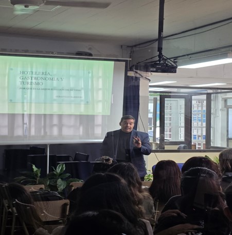 PUERTAS ABIERTAS A LA INDUSTRIA: UNA CHARLA INSPIRADORA CON SEBASTIÁN BARBIERI